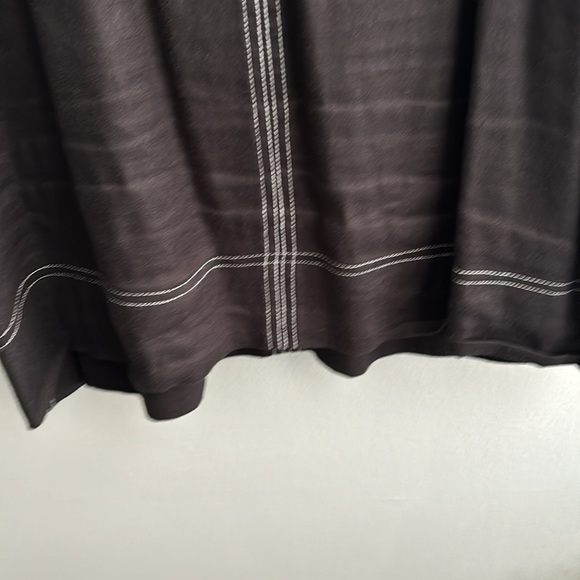 Tommy Bahama linen blend dummer dress. Pit to pit is 21.5 in.  Length is 34 in - Picture 4 of 4